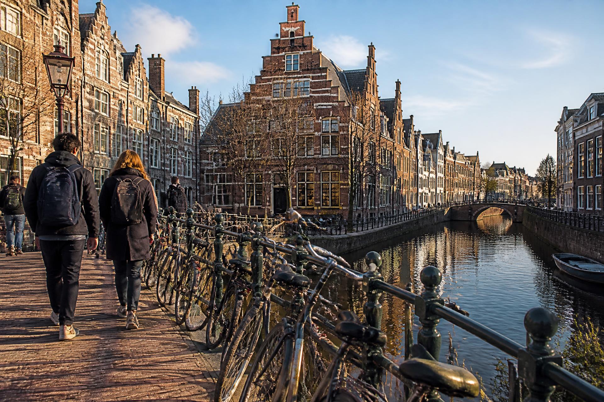 Hollanda'da bir üniversite şehrinde kanal ve bisikletler